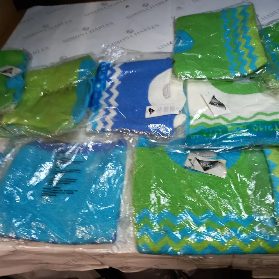 LOT OF APPROX 10 ASSORTED CLOTHING ITEMS IN VARIOUS SIZES