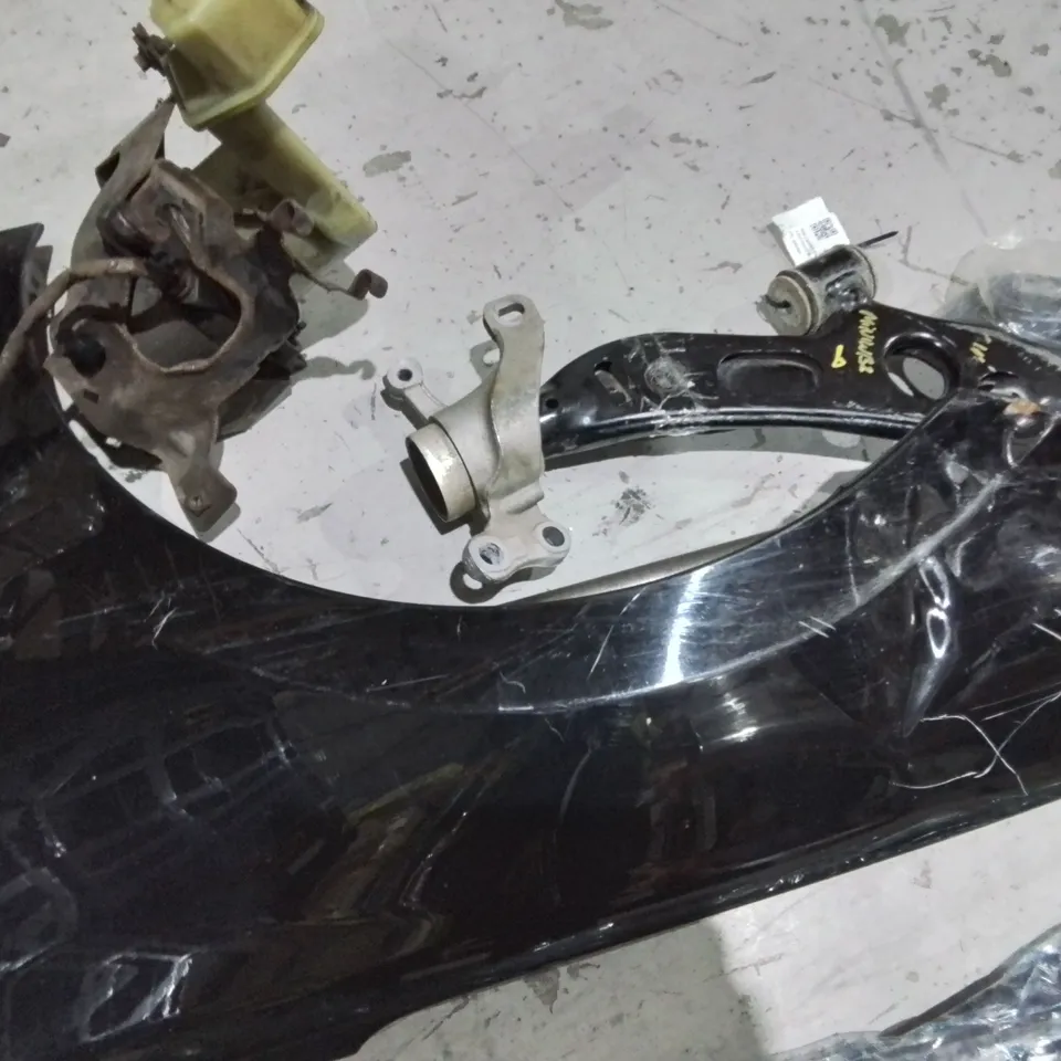 LOT OF APPROXIMATELY 10 ASSORTED CAR AND VEHICLE PARTS TO INCLUDE HYUNDAI WIND DEFLECTOR, TARAXACUM BRAKE PADS AND COIL SPRINGS