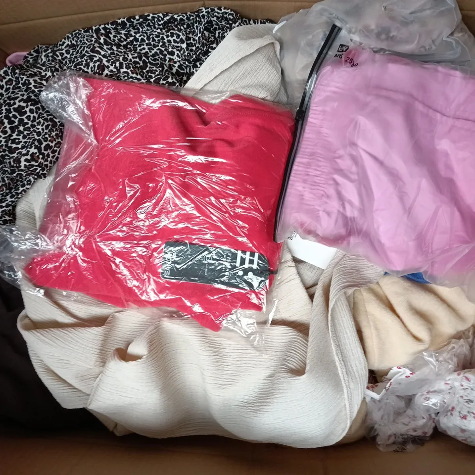 APPROXIMATELY 30 ASSORTED CLOTHING ITEMS IN VARIOUS SIZES, STYLES & COLOURS TO INCLUDE BRANDS SUCH AS F&F, M&S, DIVIDED, ETC - COLLECTION ONLY