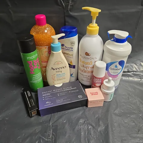 APPROXIMATEY 20 ASSORTED HEALTH AND BEAUTY PRODUCTS TO INCLUDE - CETRABEN MOISTURISING LOTION - BEAUTY PIE LIP BALM - AVEENO BABY MOISTURISING LOTION ETC