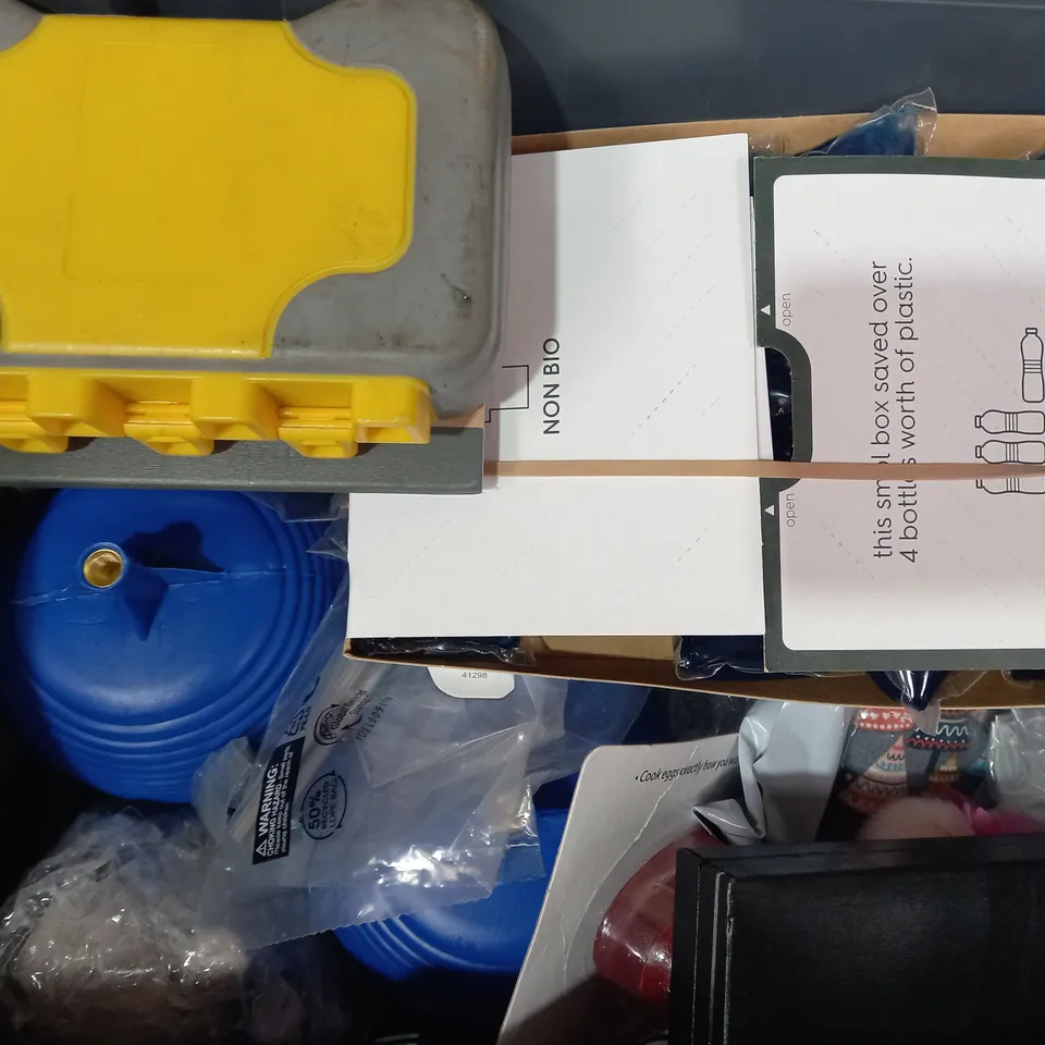 LOT OF APPROXIMATELY 10 ASSORTED HOUSEHOLD ITEMS TO INCLUDE FAUX DAIRY COW SKIN WALLET, ECO FRONT LOADING STAPLER, NOTEBOOK, ETC