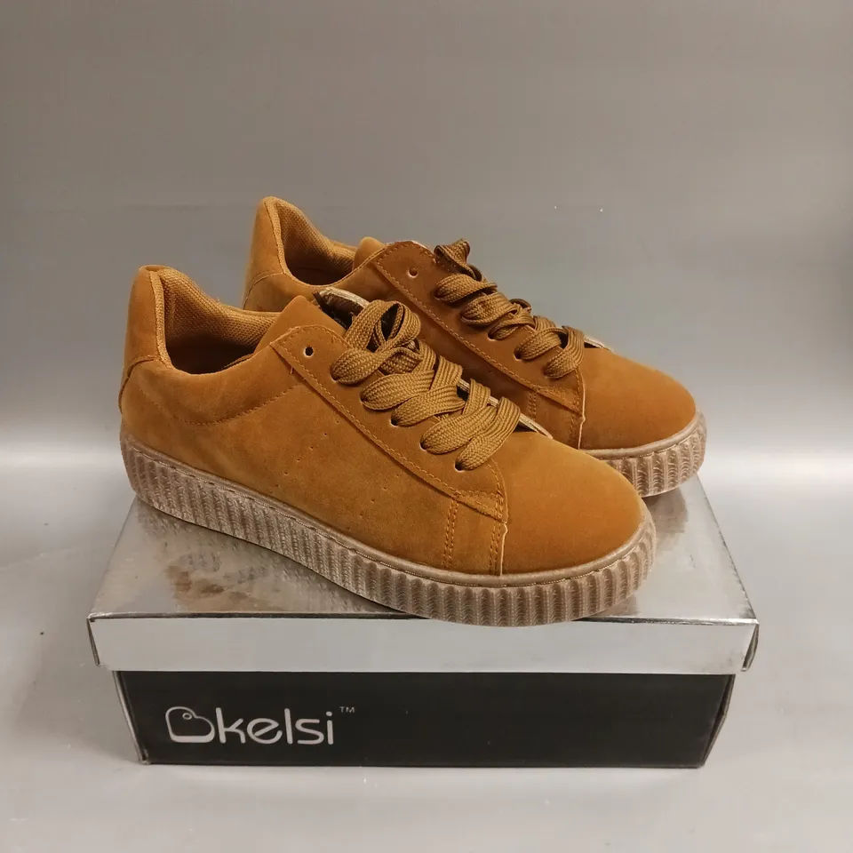 BOXED PAIR OF BKELSI Y118 WEDGE TRAINER IN CAMEL - 5