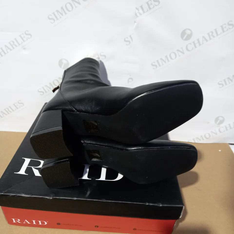 BOXED PAIR OF RAID BLACK BOOTS SIZE 4