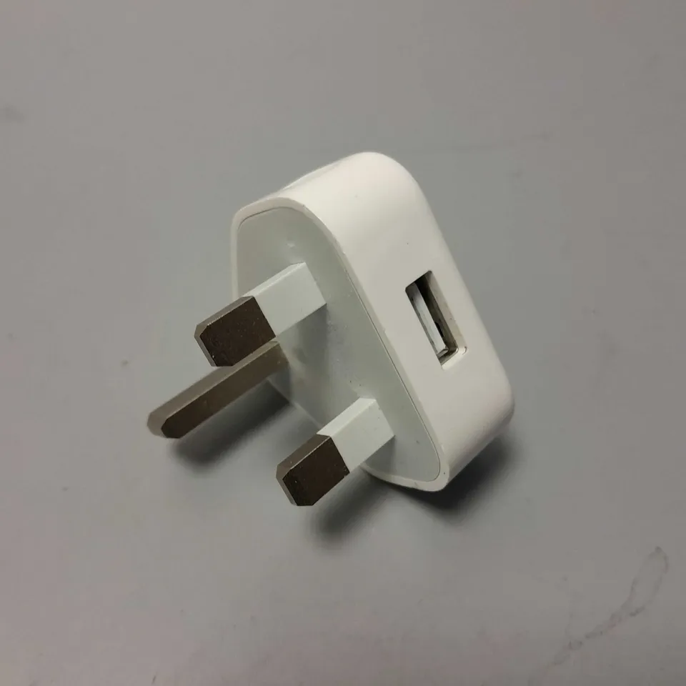 APPROXIMATELY 200 USB TRAVEL ADAPTER PLUGS IN WHITE