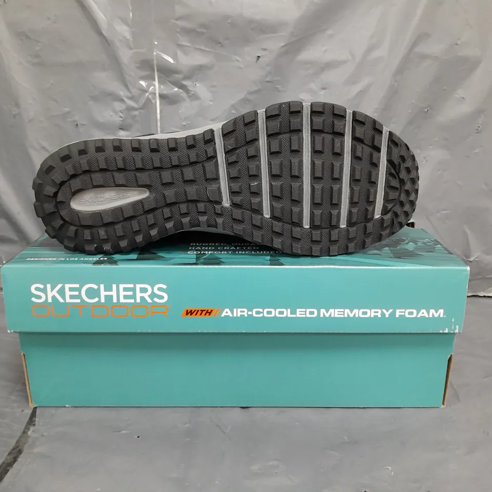 BOXED PAIR OF SKECHERS OUTDOOR MEMORY FOAM TRAINERS IN NAVY SIZE 7