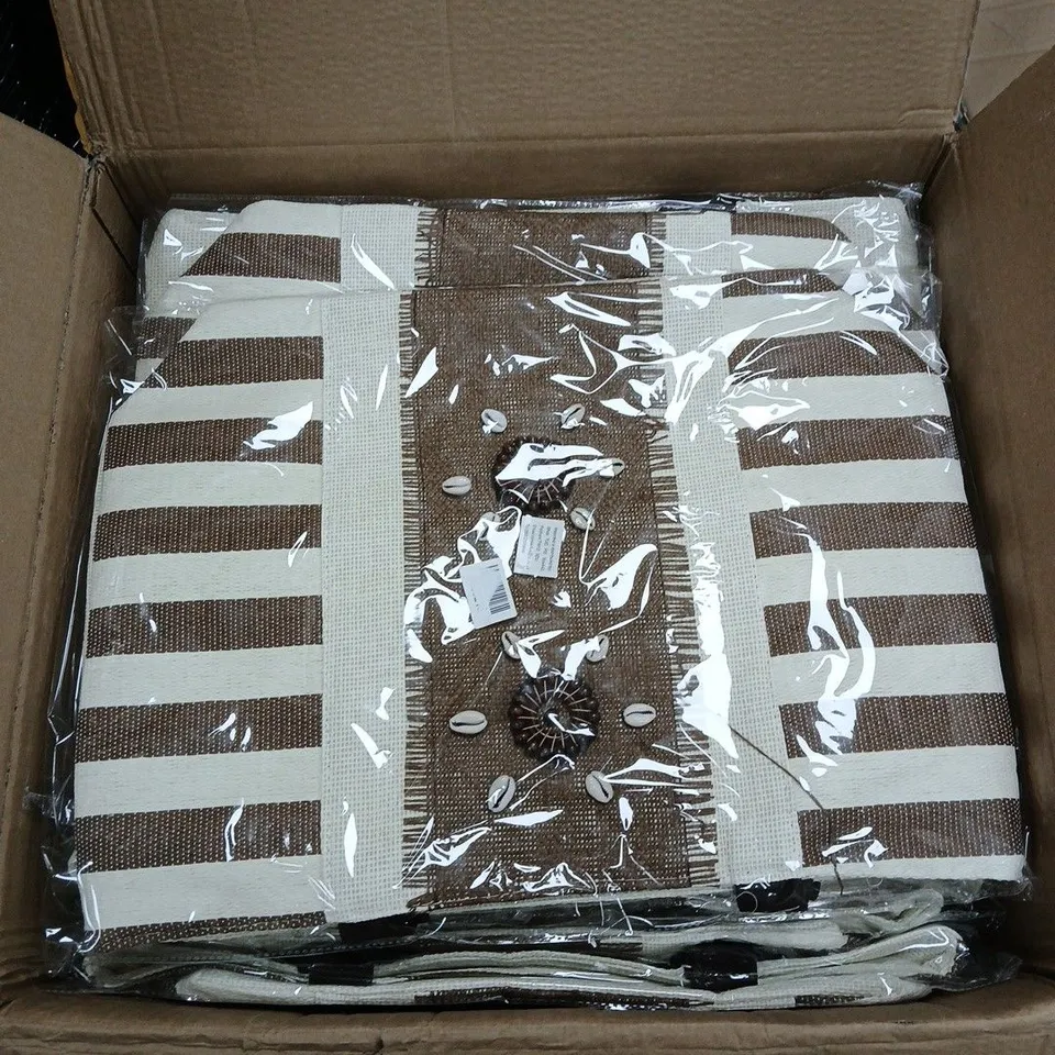 APPROXIMATELY 30 WOVEN BEACH TOTE BAGS