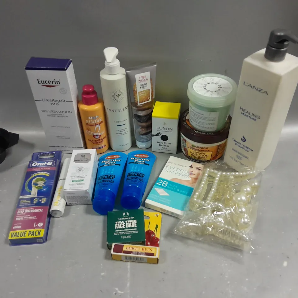 BOX OF APPROXIMATELY 15 COSMETIC ITEMS TO INCLUDE LANZA SHAMPOO, GARNIER HAIR FOOD, BURTS BEES LIP BALM ,ETC