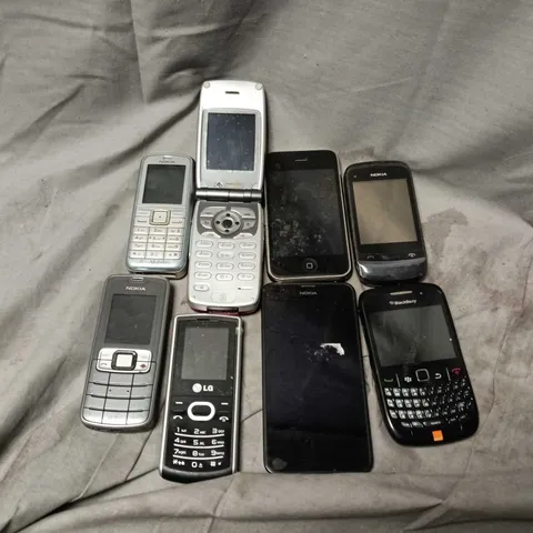APPROXIMATELY 20 ASSORTED USED PHONES AND PHONE PARTS TO INCLUDE BLACKBERRY, SONY, NOKIA, ETC