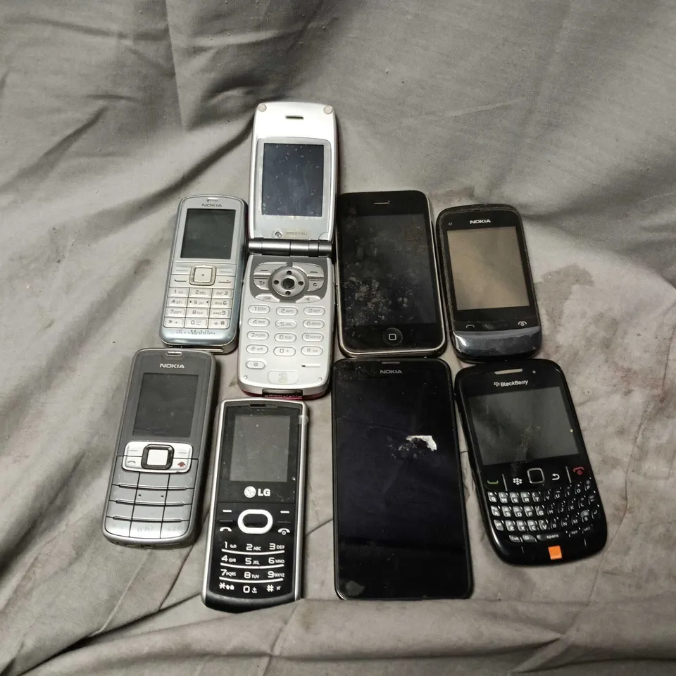 APPROXIMATELY 20 ASSORTED USED PHONES AND PHONE PARTS TO INCLUDE BLACKBERRY, SONY, NOKIA, ETC