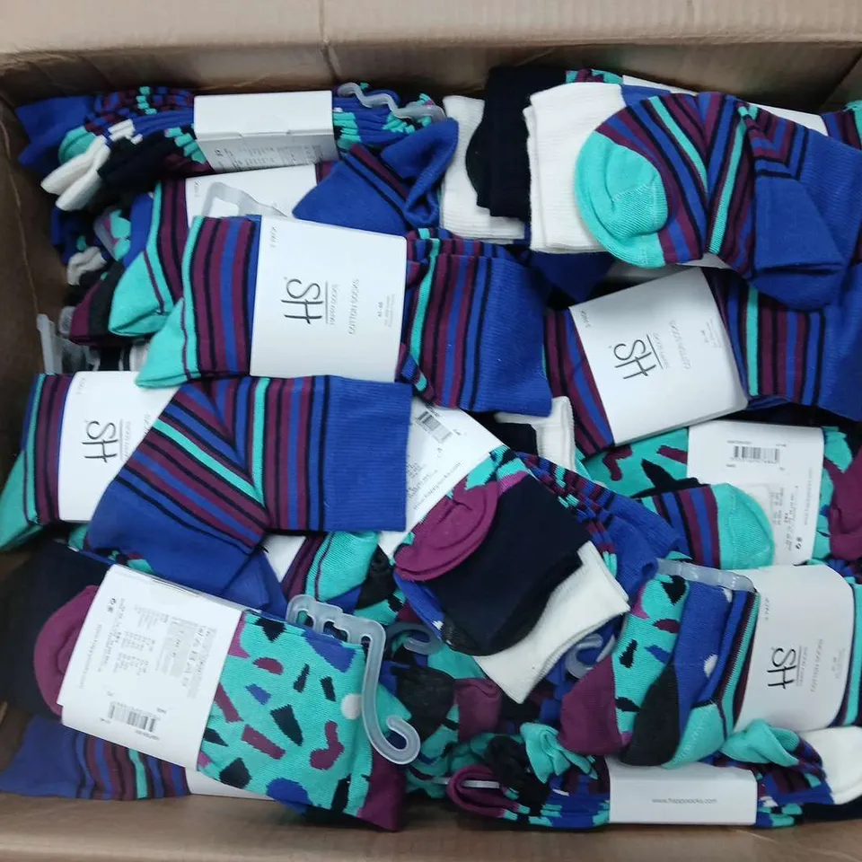 APPROXIMATELY 50 PACKS OF HAPPY SOCKS IN VARIOUS COLOURS AND SIZES