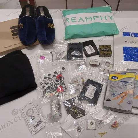 30 BRAND NEW ITEMS TO INCLUDE: JO&JOE SLIPPERS, DURASOCKS, RSLOFE, 2 PACKS OF FLIGHT SOCKS
