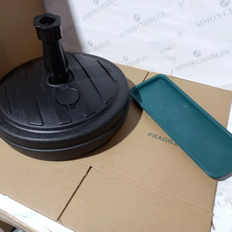 LOT OF 2 ASSORTED HOUSEHOLD ITEMS TO INCLUDE DESIGNER BLACK PLASTIC PARASOL BASE AND DESIGNER GREEN PLASTIC TRAY SET