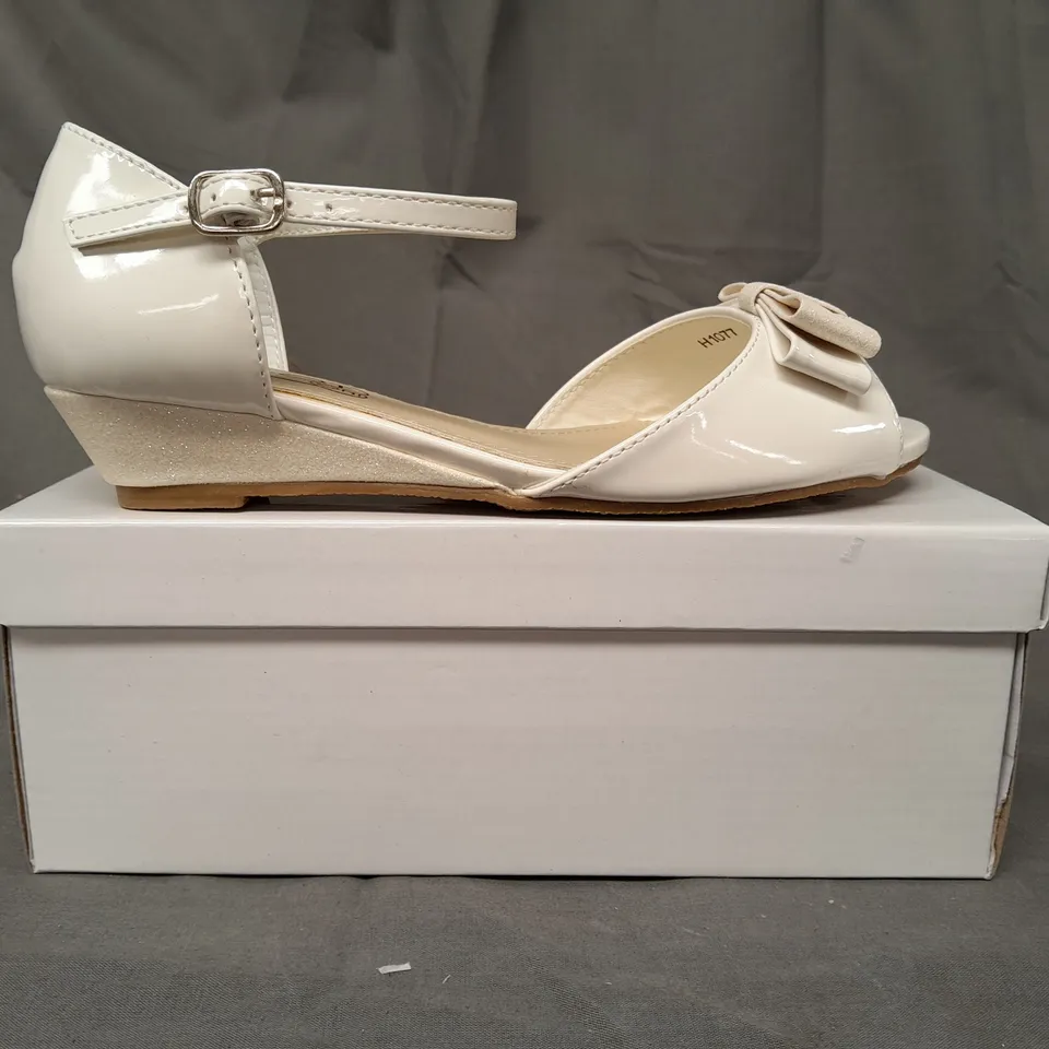 BOXED PAIR OF SPOT ON PEEP TOE PARTY SHOES IN WHITE W. GLITTER EFFECT EU SIZE 34