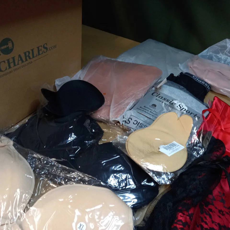 LOT OF APPROX. 15 ASSORTED CLOTHING ACCESSORIES  IN VARYING SIZES/COLOURS/STYLES TO INCLUDE: BRA'S, BOXERS, CORSETS