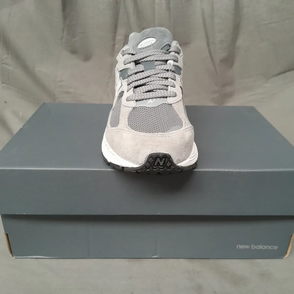 BOXED PAIR OF NEW BALANCE 2002R RUNNING TRAINERS IN GREY/WHITE UK SIZE 6