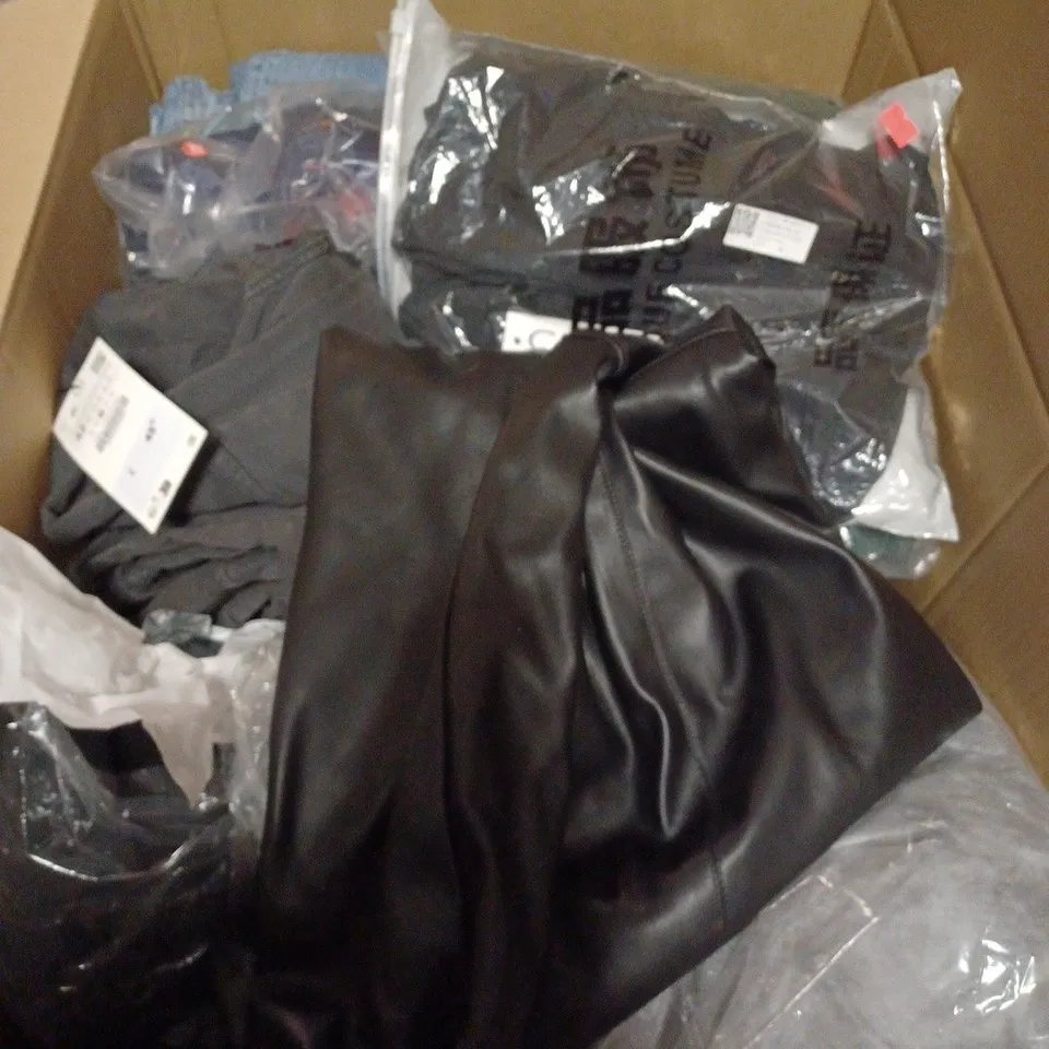 LOT OF APPROX 40 ASSORTED CHILDRENS CLOTHING ITEMS VARYING IN SIZE/COLOUR/STYLE TO INCLUDE: TROUSERS, TOPS, JUMPERS	