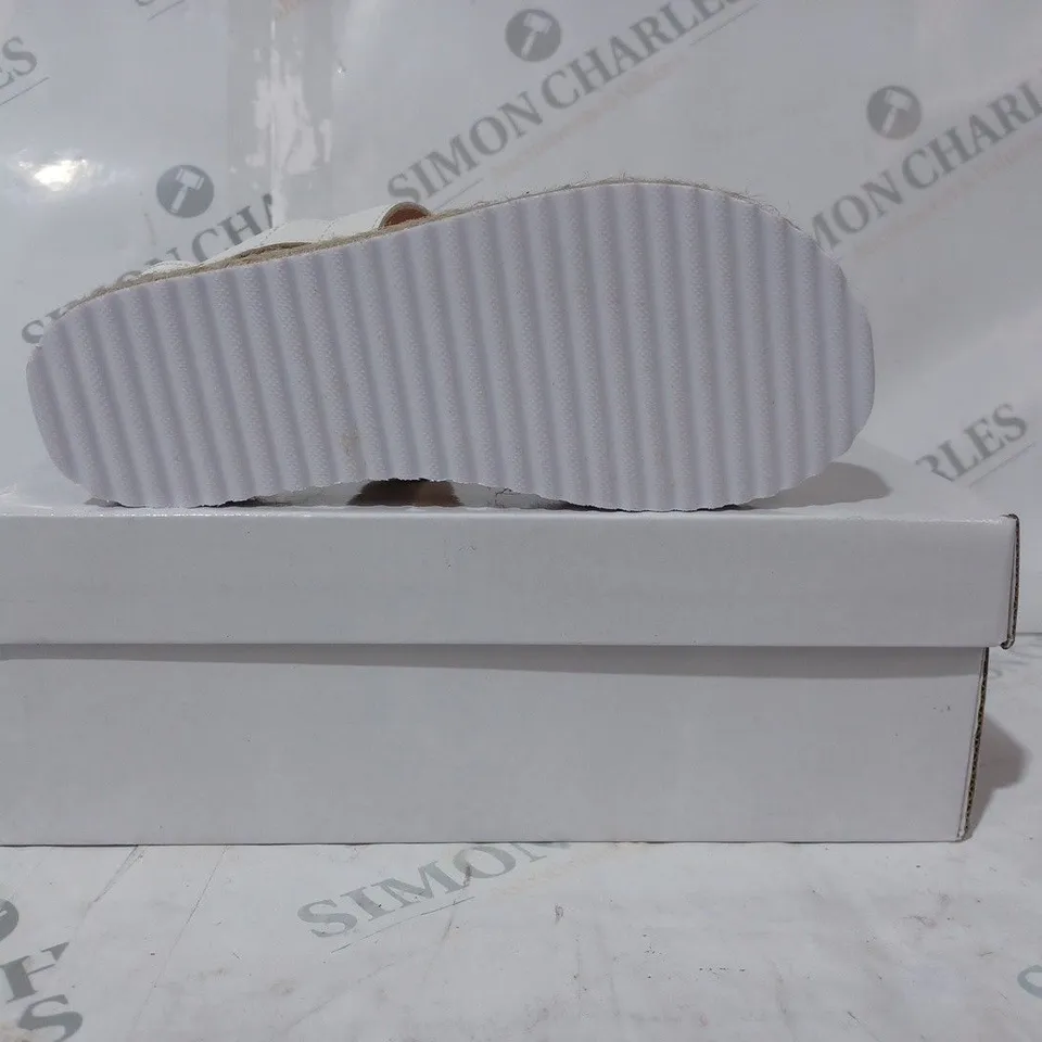 BOXED PAIR OF DESIGNER OPEN TOE PLATFORM SANDALS IN WHITE EU SIZE 32