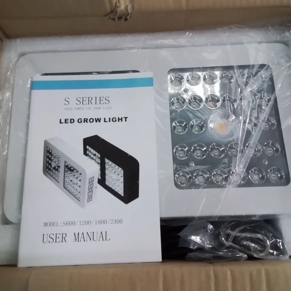 PALLET CONTAINING LARGE QUANTITY OF LED GROW LIGHTS 