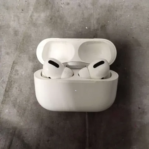APPLE AIRPODS WIRELESS EARPHONES 