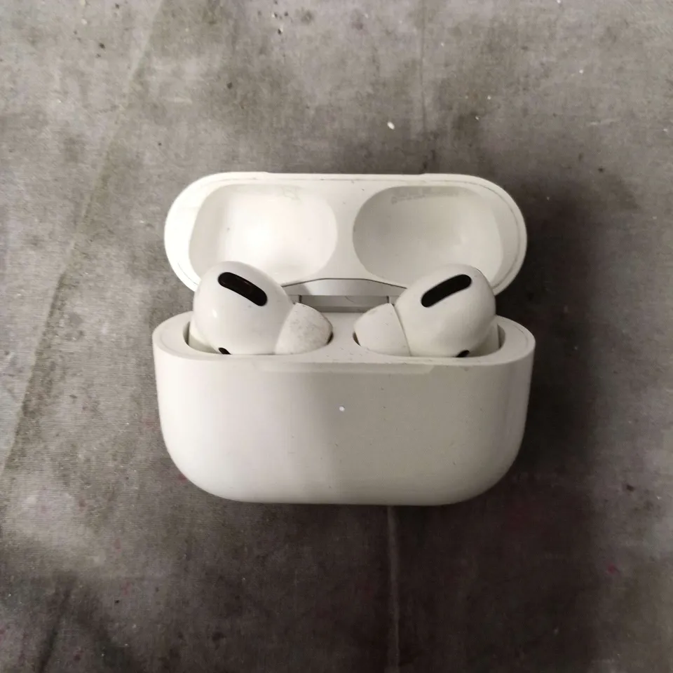 APPLE AIRPODS WIRELESS EARPHONES
