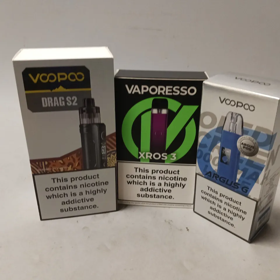 APPROXIMATELY 20 VAPES & E-CIGARETTES TO INCLUDE VOOPOO ARGUS G, VAPORESSO XROS 3, VOOPOO DRAG S2, ETC