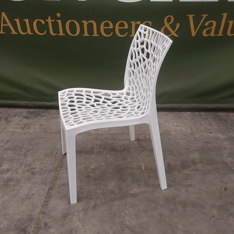 SET OF 4 BRAND NEW DESIGNER HARDENED PLASTIC GARDEN WEB CHAIRS - WHITE