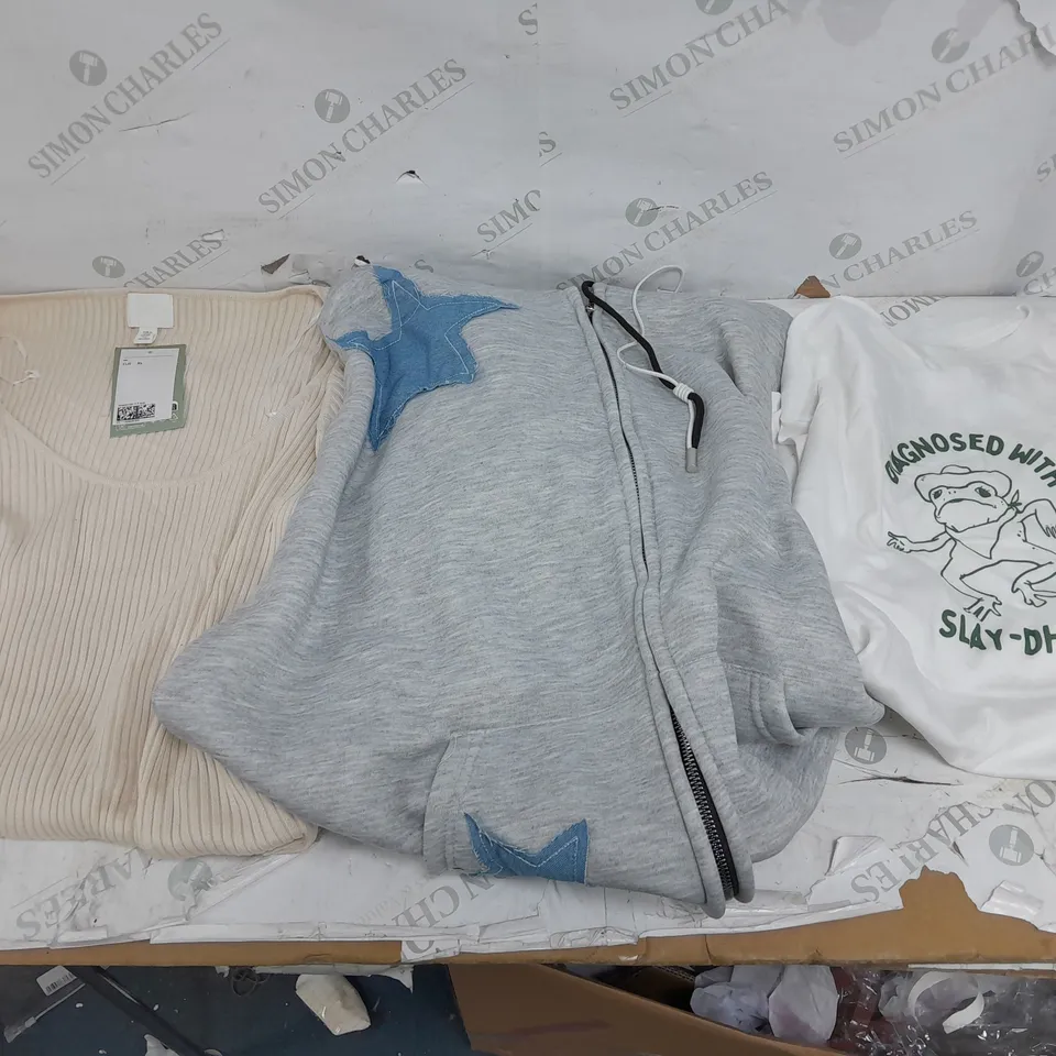 BOX OF APPROXIMATELY 18 ASSORTED ITEMS TO INCLUDE - DRESSES , JUMPERS , AND  T-SHIRTS ETC