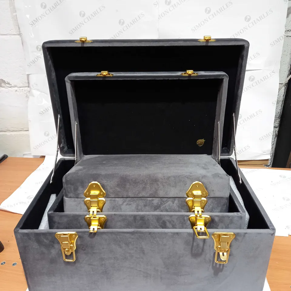 BOXED SET OF BUNDLE BERRY VELVET TRUNKS IN DARK GREY