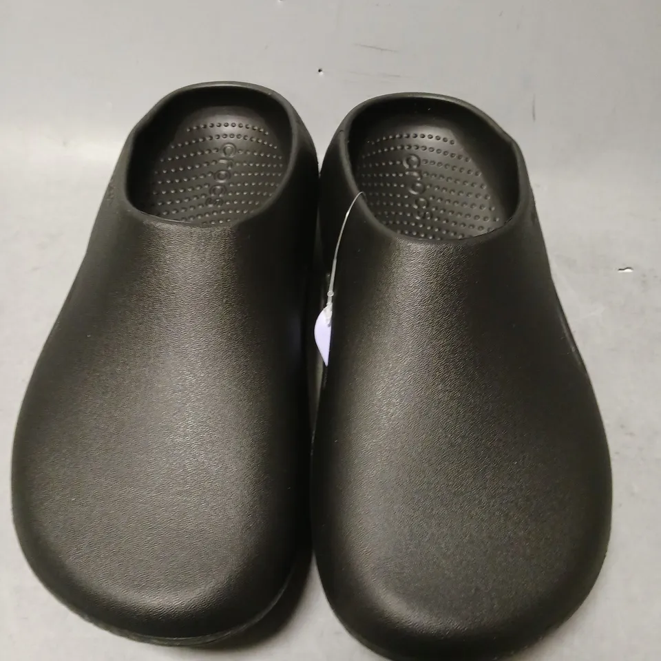 PAIR OF CROCS UNISEX SHOES, BLACK - UK SIZE 6/7