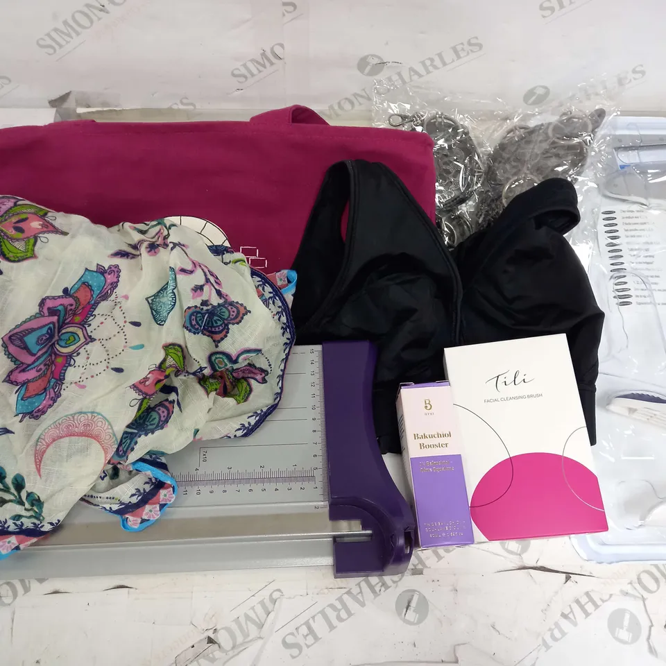 LOT OF APPROX 25 ASSORTED HOUSEHOLD ITEMS TO INCLUDE BAGS, GUILLOTINE, STAPLER ETC