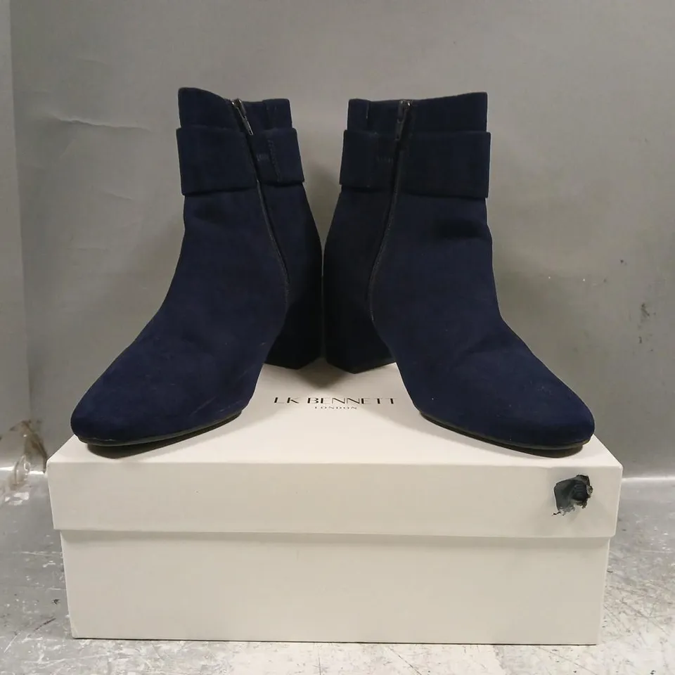 BOXED PAIR OF M&S INZOLIA BLOCK HEELED SHOES IN NAVY SIZE 5.5