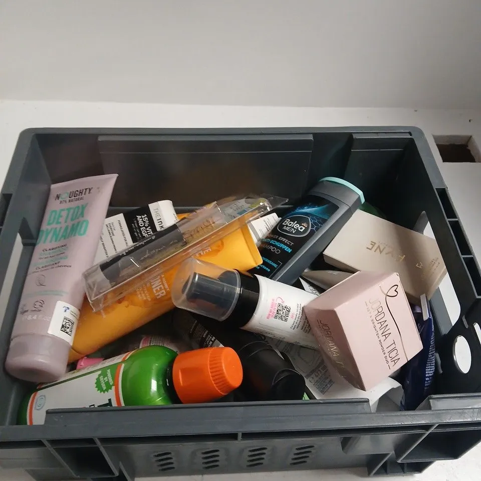 TOTE OF APPROXIMATELY 15 ASSORTED BEAUTY PRODUCTS INCLUDING JORDANA TICIA SET & BRIGHTEN POWDER DUO, CLAIROL NICE N EASY PERMANENT COLOUR CREAM AND THIS WORKS PERFECT BODY VIT C GLOW
