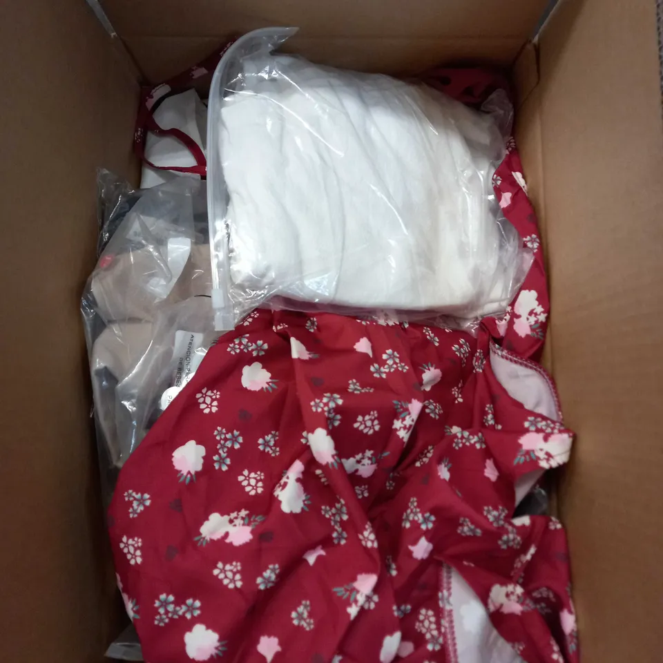 LOT OF ASSORTED CLOTHING AND ACCESSORIES TO INCLUDE; T-SHIRTS, JUMPERS ETC