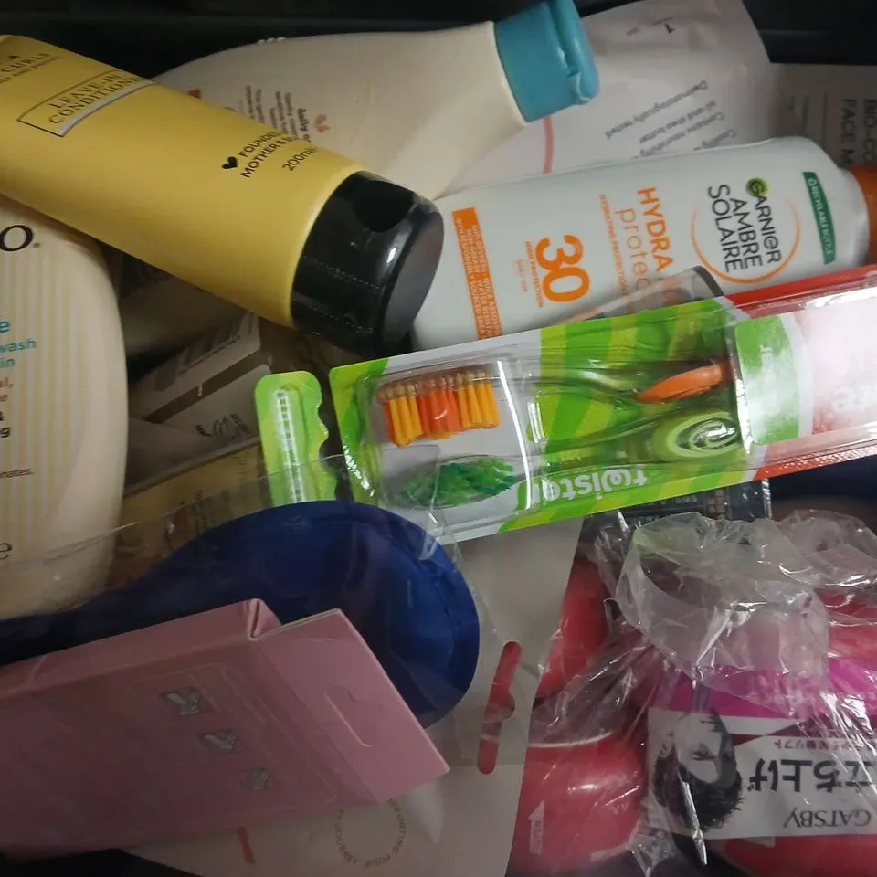 APPROXIMATELY 15 ASSORTED COSMETIC ITEMS TO INCLUDE EVE CURLS, CHAMBERS, ETC - COLLECTION ONLY