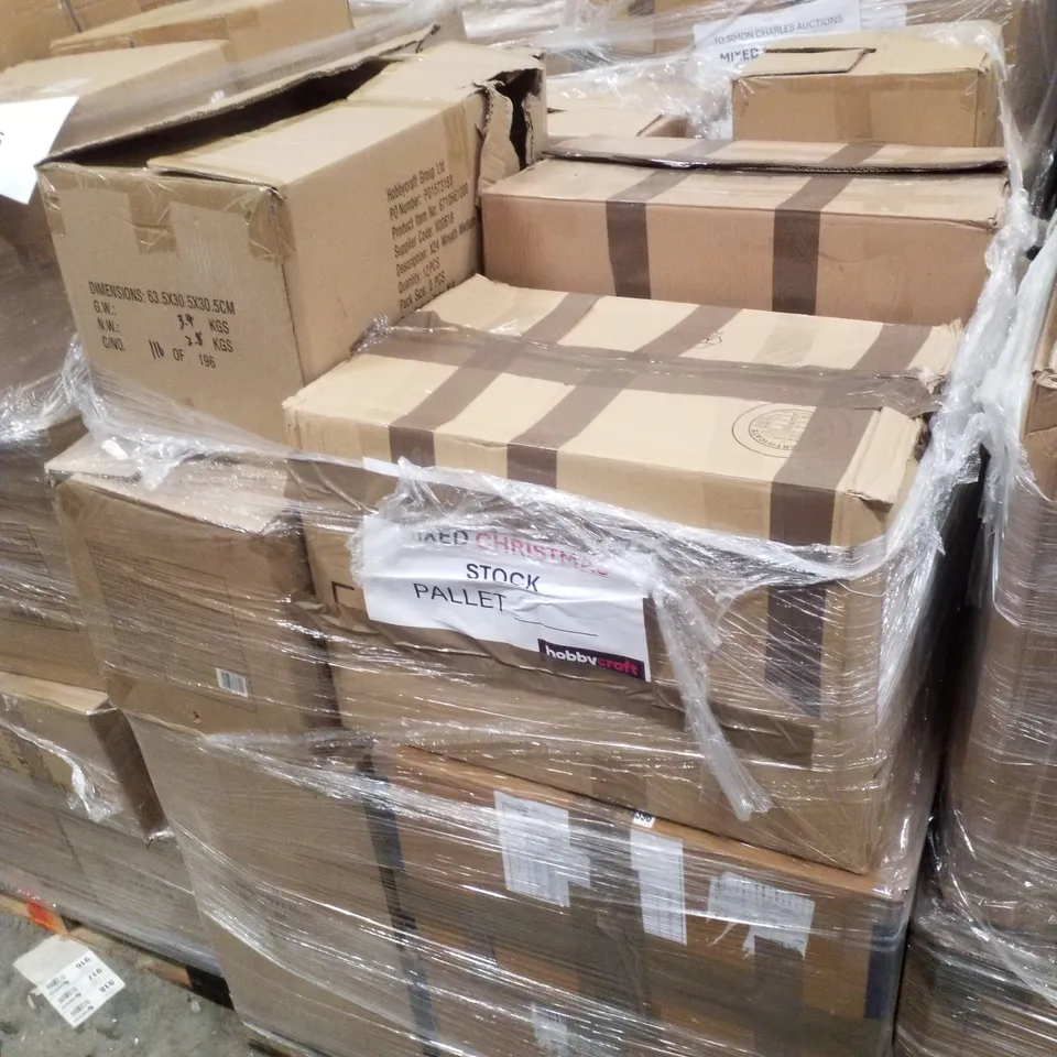 PALLET CONTAINING ASSORTED CHRISTMAS PRODUCTS & DECORATIONS INCLUDING WREATH, CERAMIC HOUSES & FELT HANGING GINGERBREAD LETTERS