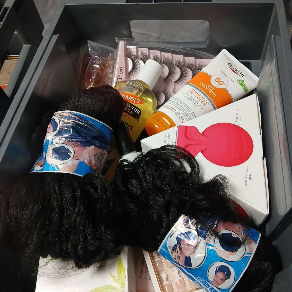 APPROXIMATELY 20 ASSORTED HEALTH AND BEAUTY PRODUCTS TO INCLUDE - 20 MAKE UP CLOTHS AND RAZA BALL SHAVER.
