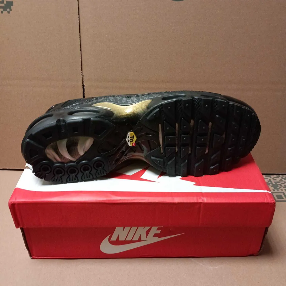 BOXED PAIR OF NIKE AIR MAX PLUS TRAINERS IN BLACK - 11