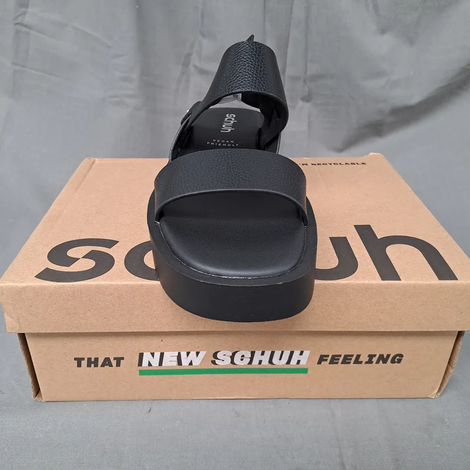 BOXED PAIR OF SCHUH PLATFORM OPEN TOE SANDALS IN BLACK SIZE 5
