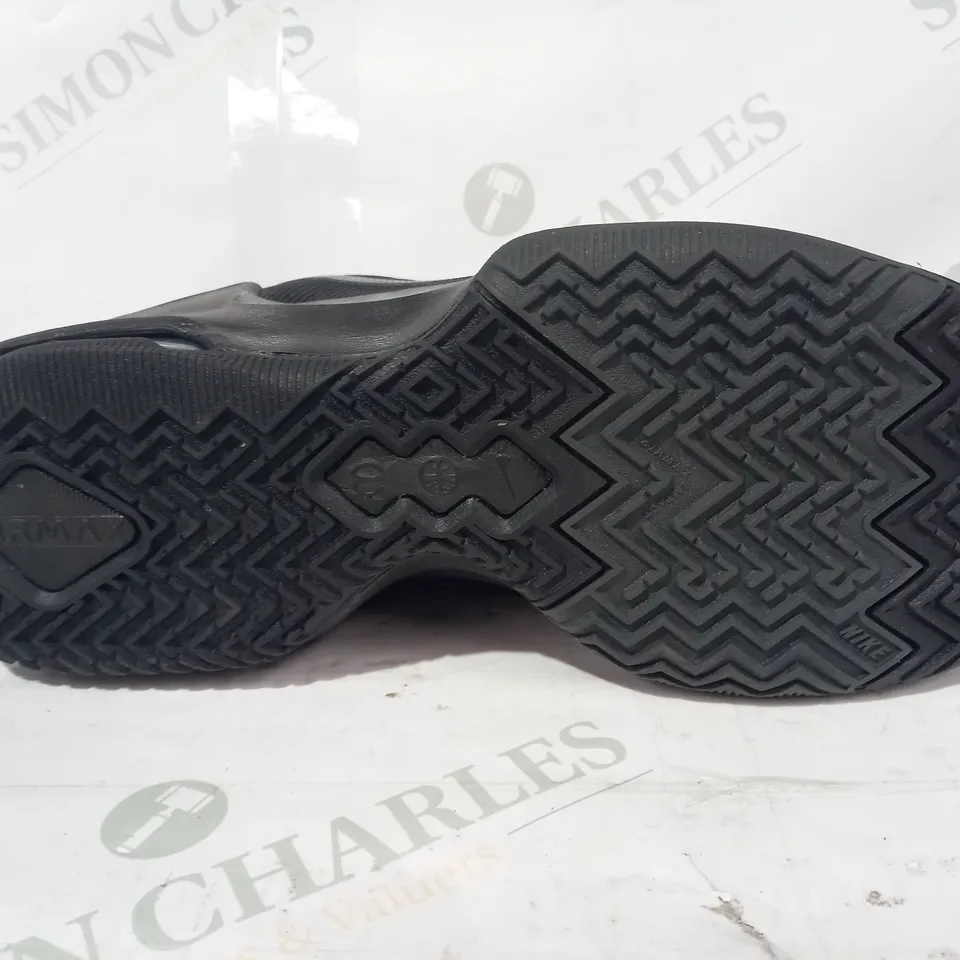BOXED PAIR OF NIKE AIRMAX SHOES IN BLACK UK SIZE 8