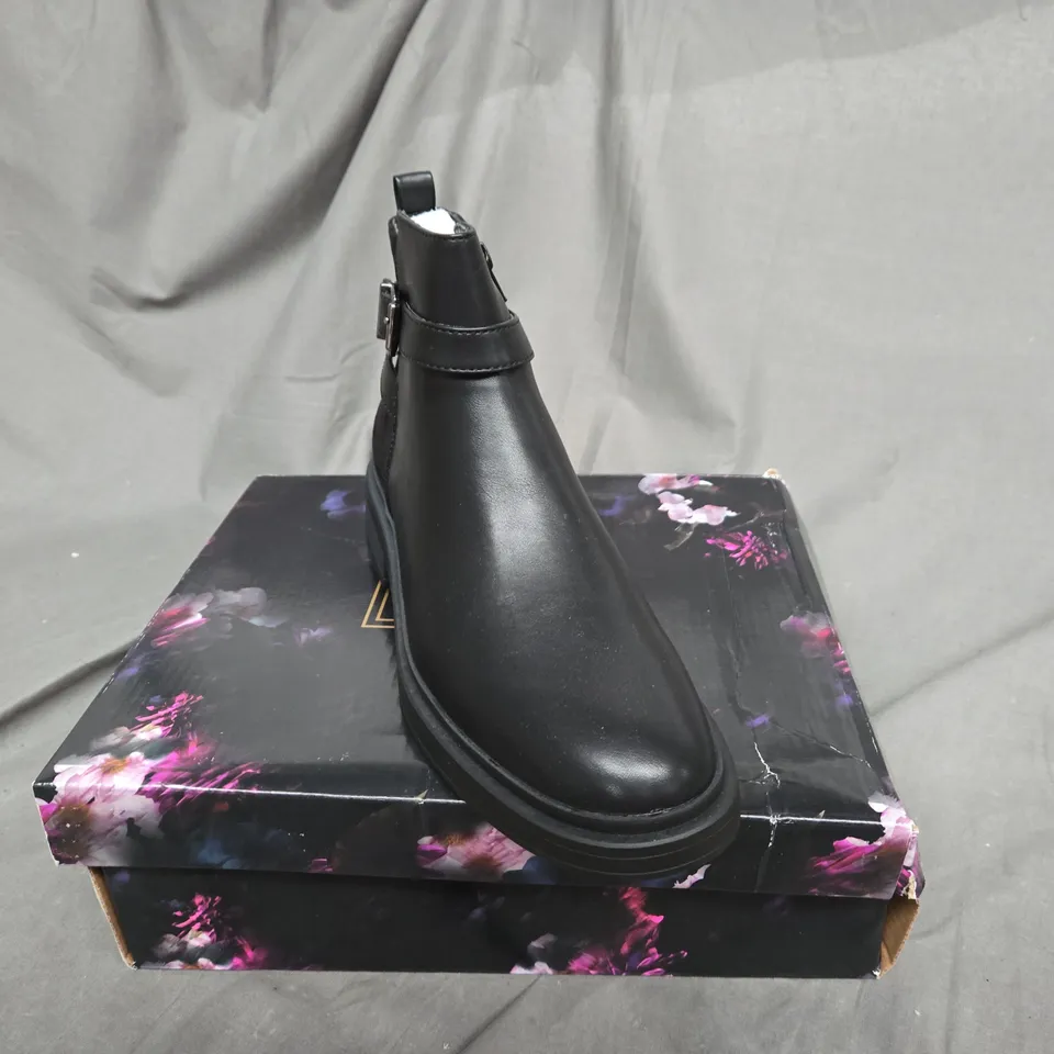 BOXED PAIR OF MISO LADIES ANKLE BOOTS IN BLACK SIZE 7