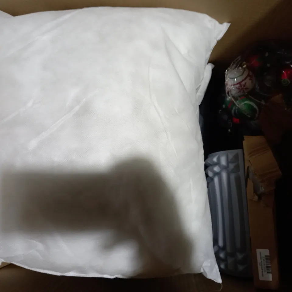 BOX OF APPROXIMATELY 10 ASSORTED HOUSEHOLD ITEMS TO INCLUDE DECORATIVE MERRY CHRISTMAS WREATH IN SILVER, DECORATIVE FESTIVE WREATH IN RED, ETC
