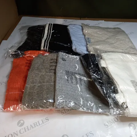 APPROXIMATELY 10 CLOTHING ITEMS IN VARIOUS SIZES AND COLOURS