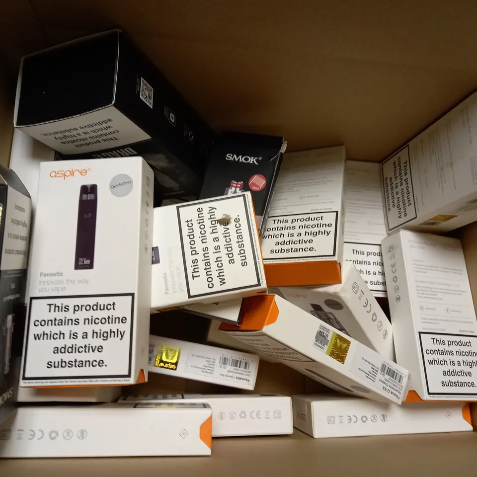 BOX OF APPROX 20 VAPING DEVICES AND ACCESSORIES TO INCLUDE GEEKVAPE Z50, ASPIRE POCKEX BOX KIT AND ASPIRE FAVOSTIX