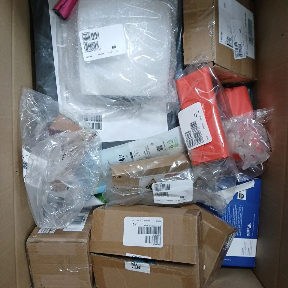 APPROXIMATELY 20 ASSORTED HOUSEHOLD PRODUCTS TO INCLUDE INSOLES, SUNGLASSES, SCREEN CLEANER ETC 