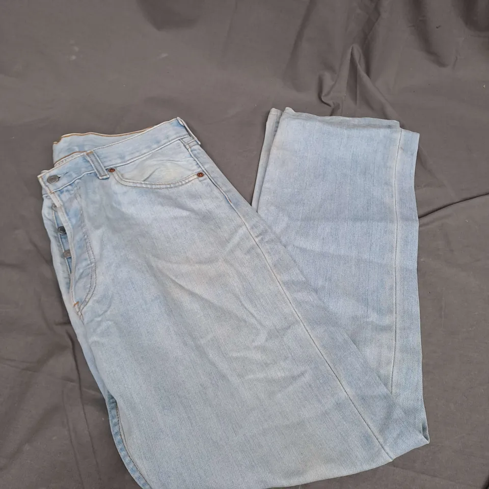 LEVI'S STRAIGHT LEG JEANS IN LIGHT WASH SIZE W34 L36