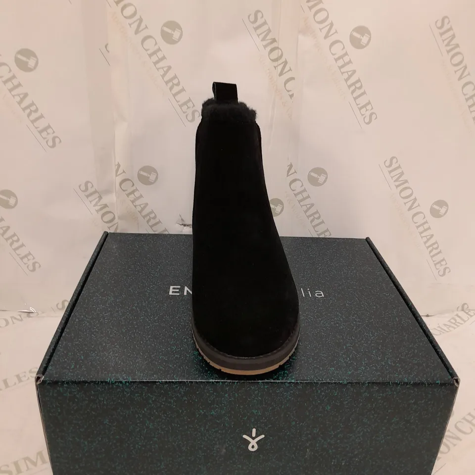 BOXED EMU PANU WATER RESISTANT SUEDE BOOTS, BLACK - SIZE 8