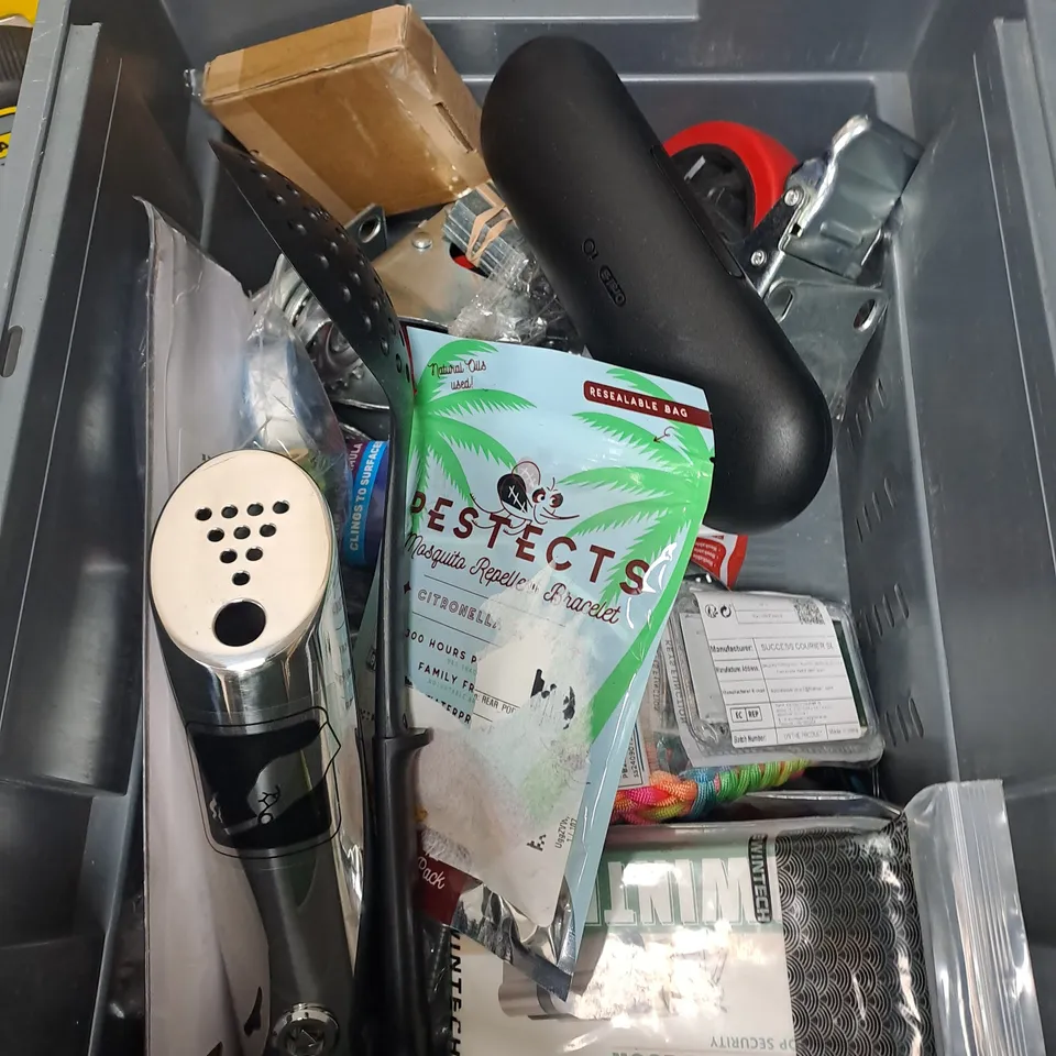 APPROXIMATELY 15 HOUSEHOLD ITEMS TO INCLUDE CLEANSING WASH CLOTHS, SHOWER HEAD AND ENVII AQUARIUM EQUALISER