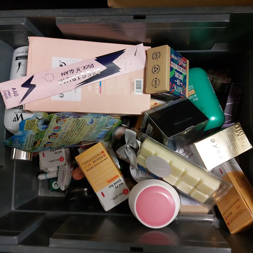 BOX OF APPROX 15 COSMETIC ITEMS TO INCLUDE GARNIER MICELLAR CLEANSING WATER, CERAVE SMOOTHING CLEANSER, REDKEN SHAMPOO