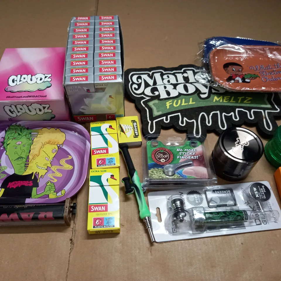 LOT OF ASSORTED SMOKING ACCESSORIES TO INCLUDE RIZLAS, GRINDERS AND TRAYS