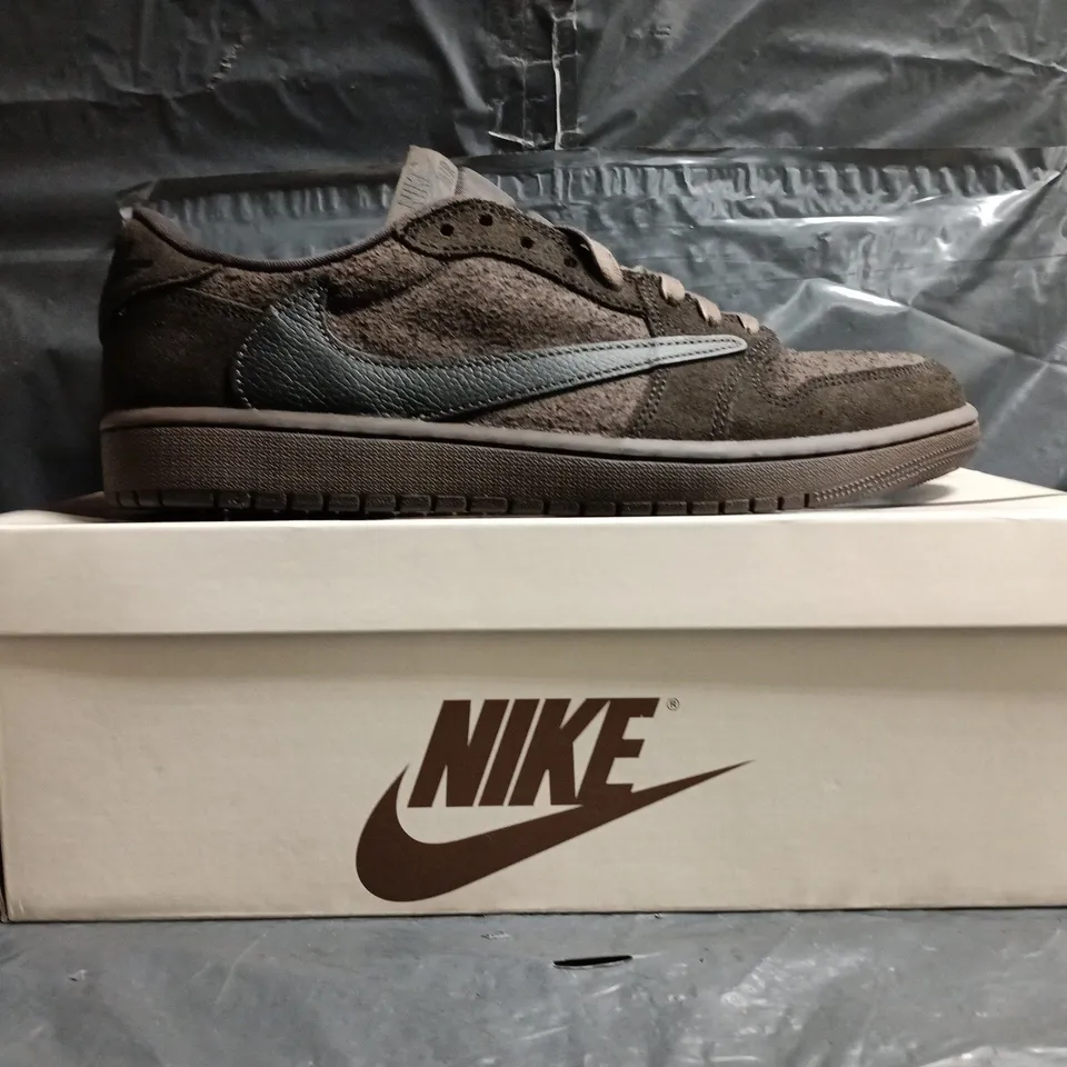 BOXED PAIR OF NIKE AIR JORDAN 1 RETRO LOW TRAVIS SCOTT TRAINERS IN BROWN SIZE UK 9